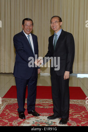 Phnom Penh Cambogia. Il 9 giugno, 2014. Primo ministro cambogiano Hun Sen (L) scuote le mani con la ex-Singapore era ministro per gli affari esteri George Yong-boon Yeo, presidente della Hong Kong-base logistica di Kerry, in Phnom Penh Cambogia, 9 giugno 2014. Hun Sen ha ricevuto un ospite straniero presso la capitale del Palazzo della Pace il lunedì mattina, concludendo le indiscrezioni che egli aveva subito un grave colpo. © Sovannara/Xinhua/Alamy Live News Foto Stock