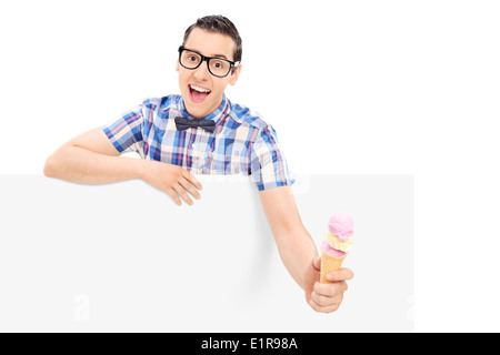 Uomo con un gelato dietro il pannello vuoto Foto Stock