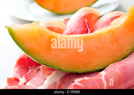 Ingrandimento di una piastra con melone e spagnolo jamon serrano, per preparare il Melone con prosciutto, un tipico piatto estivo in Spagna Foto Stock