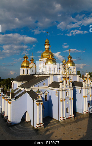 Ucraina, Kiev, St Michael Monastero e cupole dorate Foto Stock