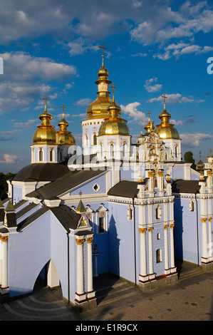 Ucraina, Kiev, St Michael Monastero e cupole dorate Foto Stock