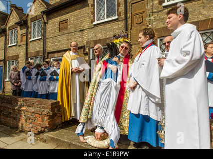 Conosciuto come il documento Wilkes a piedi questa antica tradizione è stata effettuata a Leighton Buzzard, Bedfordshire, fin dal XVII secolo. Foto Stock