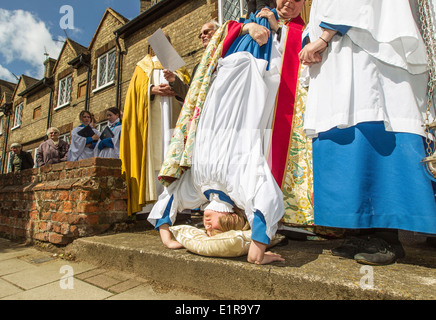 Conosciuto come il documento Wilkes a piedi questa antica tradizione è stata effettuata a Leighton Buzzard, Bedfordshire, fin dal XVII secolo. Foto Stock