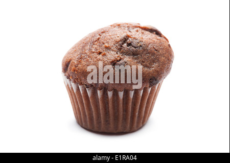 Unico muffin al cioccolato su sfondo bianco Foto Stock