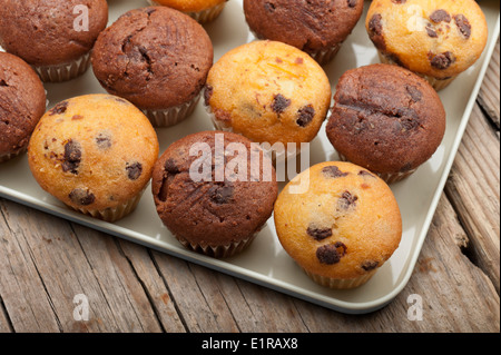 Vassoio di muffin piccolo varietà su un tavolo di legno Foto Stock