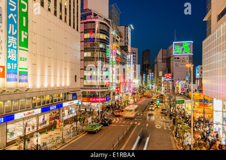 Vista notturna su una strada trafficata nel quartiere di Shinjuku a Tokyo, Giappone Foto Stock