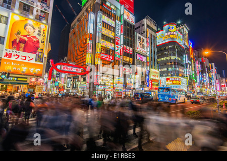 Vista notturna di Kabukicho street, il quartiere a luci rosse di Shinjuku, Tokyo, Giappone Foto Stock