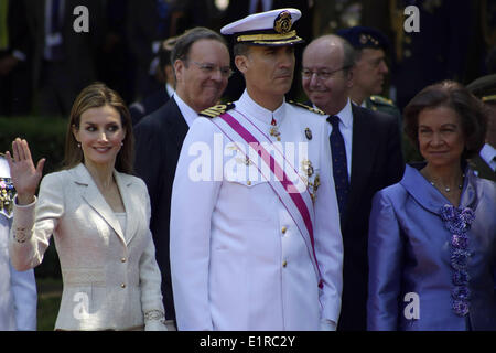 Madrid, Spagna. 8 Giugno, 2014. Spagna La principessa Letizia, sinistra, gesti accanto alla Spagna il principe ereditario, Felipe e Spagna Regina Sofia durante una parata militare sulle forze armate giornata a Madrid, Spagna, domenica 8 giugno, 2014. Il re Juan Carlos I piani ad abdicare e spianare la strada per il suo figlio, il Principe ereditario Felipe, per diventare il paese della prossima re. Il 76-anno-vecchio Juan Carlos ha supervisionato la sua transizione del paese dalla dittatura alla democrazia ma ha avuto ripetuti problemi di salute negli ultimi anni. © ZUMA Press, Inc./Alamy Live News Foto Stock