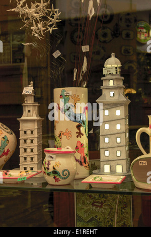 Torre di Ercole lighthouse vaso di ceramica e ceramica in un negozio di articoli da regalo finestra, A Coruña, Galizia, Spagna Foto Stock