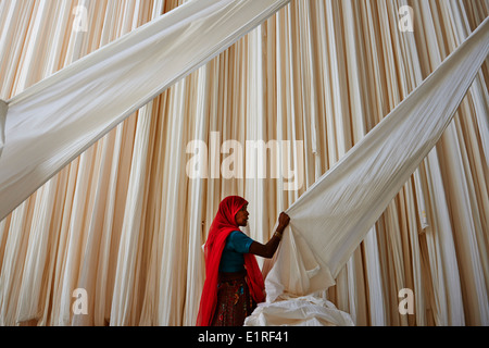 India Rajasthan, sari fabbrica di indumento Foto Stock