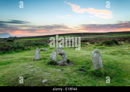 Gli uomini un Tol antiche pietre in piedi vicino a Penzance in Cornovaglia Foto Stock