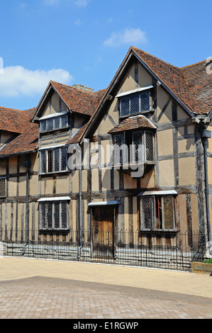 Vista frontale del luogo di nascita di Shakespeare lungo Henley Street, Stratford-Upon-Avon, Inghilterra, Regno Unito. Foto Stock