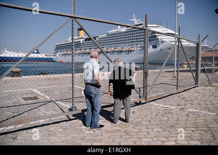 Un vecchio paio di orologi Costa Pacifica, nave gemella di Costa Concordia, ormeggiata nel porto di Salonicco, Grecia 2013 Foto Stock