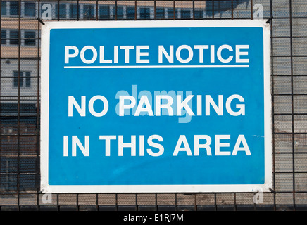 Gentile avviso n. Parcheggio in questa zona, segno sulla recinzione in Wandsworth, Londra, Inghilterra Foto Stock