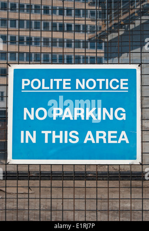 Gentile avviso n. Parcheggio in questa zona, segno sulla recinzione in Wandsworth, Londra, Inghilterra Foto Stock