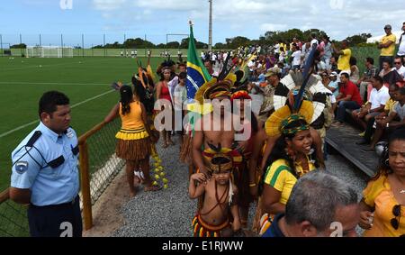 Santo Andre, Brasile. 09 Giugno, 2014. Indigeni brasiliani frequentare un aperta la sessione di formazione per gli appassionati e gli spettatori del tedesco della nazionale di calcio presso il centro di formazione in Santo Andre, Brasile, 09 giugno 2014. La Coppa del Mondo FIFA 2014 si svolgerà in Brasile dal 12 giugno al 13 luglio 2014. Credito: dpa picture alliance/Alamy Live News Foto Stock