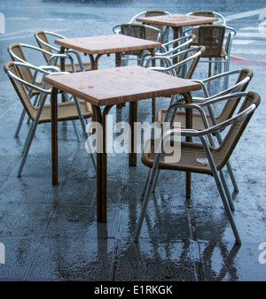 Sedie tavoli sotto la pioggia Foto Stock