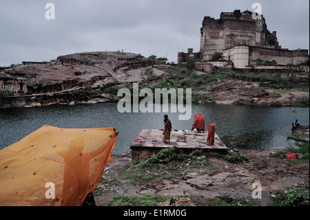 Donne asciugatura al di fuori del Mehragarth Fort, Jodhpur, Rajasthan, India 2012 Foto Stock