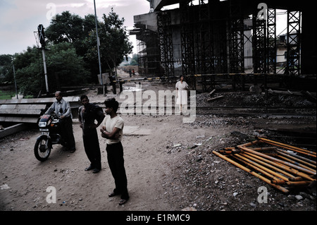 Le persone in attesa in un attraversamento del treno per la stazione di passare, Rajasthan, India 2012 Foto Stock