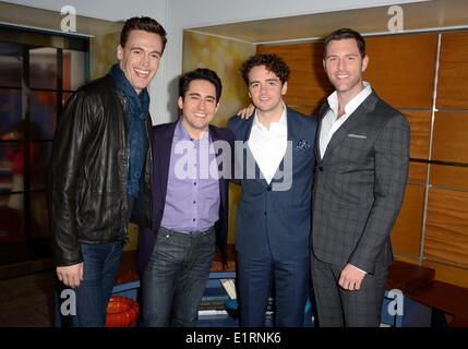 New York, NY, STATI UNITI D'AMERICA. Il 9 giugno, 2014. Erich Bergen, John Lloyd Young, Vincent Piazza, Michael Lomenda fuori e circa per celebrità Candids presso la NBC Today Show, Rockefeller Plaza di New York, NY Giugno 9, 2014. Credito: Derek Storm/Everett raccolta/Alamy Live News Foto Stock