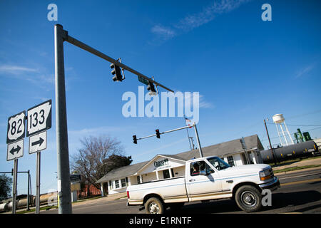 Crossett, Arkansas, Stati Uniti d'America. 16 Mar, 2013. 1° Avenue in Crossett passa accanto la Georgia-Pacific carta e legno compensato in pianta Crossett, Arkansas che impiega una grande quantità di comunità circostante. Molti nella zona incolpare l'impianto per i gravi danni alla salute umana © Nicolaus Czarnecki/ZUMAPRESS.com/Alamy Live News Foto Stock