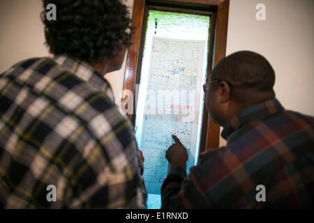 Crossett, Arkansas, Stati Uniti d'America. 16 Mar, 2013. I residenti guardano una mappa che indica i livelli di solfuro di idrogeno in tutta Crossett, Arkansas quartieri durante una riunione pubblica presso la Parola vivente Chiesa di Dio e di Cristo. I risultati del test è tornato molto peggiore del previsto. Molti nella zona incolpare l'impianto per i gravi problemi di salute i residenti sono rivolti. © Nicolaus Czarnecki/ZUMAPRESS.com/Alamy Live News Foto Stock