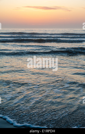 La bellissima alba di un nuovo giorno che si affaccia sull'Oceano Atlantico a Jacksonville Beach, Florida, Stati Uniti d'America. Foto Stock