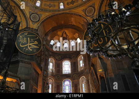 Interno di Hagia Sophia, chiamato anche Aya Sophia, ad Istanbul in Turchia Foto Stock