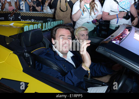 Londra, Regno Unito. 8 Giugno, 2014.Jonathan Ross drive ha giallo Lamborghini e ha figlio Harvey seduto accanto a arriva al Gumball Rally 3000 in Regent Street nel centro di Londra. Credito: Vedere Li/Alamy Live News Foto Stock