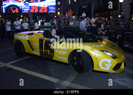 Londra, Regno Unito. 8 Giugno, 2014.Jonathan Ross drive ha giallo Lamborghini e ha figlio Harvey seduto accanto a arriva al Gumball Rally 3000 in Regent Street nel centro di Londra. Credito: Vedere Li/Alamy Live News Foto Stock