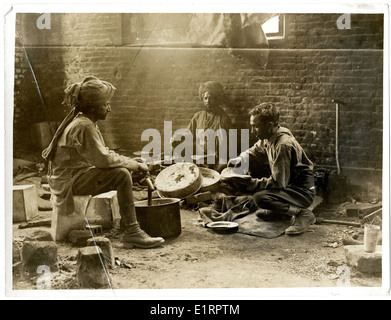 I soldati di cavalleria indiani dell'esercito indiano britannico preparano un pasto a Estrée Blanche, in Francia, durante la prima guerra mondiale. Questa immagine offre un'idea della vita quotidiana dei soldati in prima linea, evidenziando i loro doveri oltre il combattimento. Foto Stock
