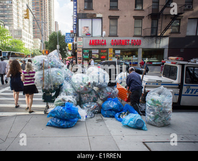 Una bottiglia di deposito collettore nel quartiere di Chelsea di New York il Giovedì, Giugno 5, 2014. (© Richard B. Levine) Foto Stock