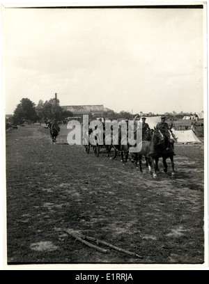 Una fotografia che mostra una sezione di cavo che posa un cavo a Merville, in Francia, come parte delle operazioni militari durante la prima guerra mondiale. Questa immagine raffigura ingegneri militari al lavoro che posa cavi di comunicazione essenziali in un campo di battaglia. Foto Stock