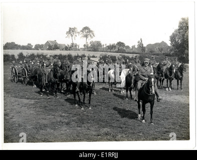 Questa immagine mostra una sezione di segnale al lavoro a Merville, in Francia, durante la prima guerra mondiale. I soldati, comprese unità come il 15th Sikh, il 18th Lancers e il 2nd Gurkhas, sono responsabili del mantenimento delle comunicazioni per il corpo indiano durante la guerra. La foto riflette gli sforzi militari dell'esercito indiano britannico sul fronte occidentale. Foto Stock