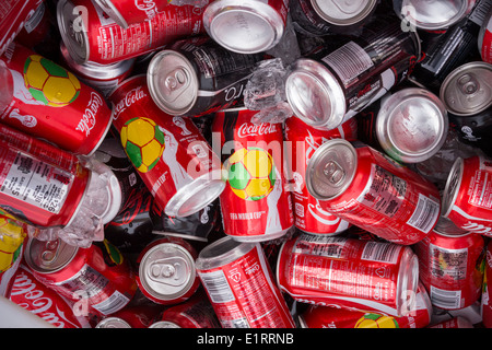 Le lattine di coca cola con il marchio della Coppa del Mondo FIFA e usando l'arte da artista brasiliano Speto sono visti in un evento promozionale in NY Foto Stock