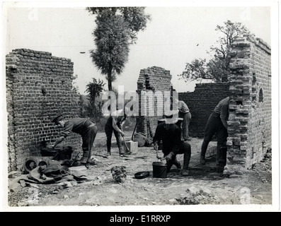 Questa fotografia mostra i soldati che preparano i pasti in prima linea a Laventie, in Francia, durante la prima guerra mondiale. I soldati indiani di vari reggimenti, tra cui il 15th Sikh e il 18th Lancers, sono visti preparare la cena in condizioni difficili mentre prestano servizio nel teatro di guerra europeo. Foto Stock
