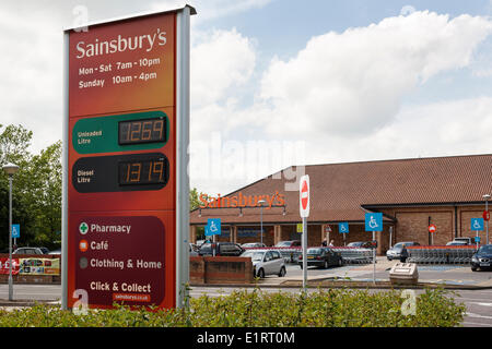 Chippenham, Regno Unito. Il 9 giugno, 2014. L'esterno di un supermercato Sainsbury's è fotografato il giorno prima che la società dovrebbe segnalare un declino in simili-per-come le vendite. Credito: lynchpics/Alamy Live News Foto Stock