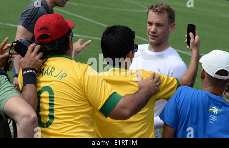 Santo Andre, Brasile. 09 Giugno, 2014. In Germania il portiere Manuel Neuer (2-R) parla ai tifosi durante una sessione di allenamento della nazionale tedesca di calcio presso il centro di formazione in Santo Andre, Brasile, 09 giugno 2014. La Coppa del Mondo FIFA si svolgerà in Brasile dal 12 giugno al 13 luglio 2014. Foto: Marcus Brandt/dpa/Alamy Live News Foto Stock