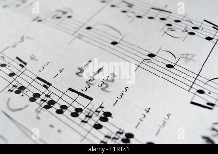 Foglio di musica note cliente melody close up nero bianco composizione linee sinistra destra mani treble schisi stampato su carta Foto Stock