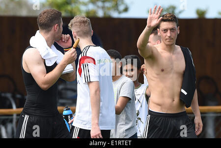 Santo Andre, Brasile. 09 Giugno, 2014. Shkodrand Mustafi (L) e Mesut Oezil durante una sessione di allenamento della nazionale tedesca di calcio presso il centro di formazione in Santo Andre, Brasile, 09 giugno 2014. La Coppa del Mondo FIFA si svolgerà in Brasile dal 12 giugno al 13 luglio 2014. Foto: Marcus Brandt/dpa/Alamy Live News Foto Stock