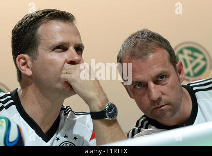 Il team manager Oliver Bierhoff (L) e l'assistente allenatore Hans-Dieter Flick del tedesco della nazionale di calcio tenere una conferenza stampa presso il media center di Santo Andre in Brasil, 09 giugno 2014. La Coppa del Mondo FIFA 2014 si svolgerà in Brasile dal 12 giugno al 13 luglio 2014.Foto: Andreas Gebert/dpa Foto Stock