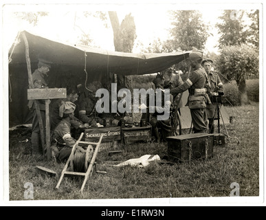 Una scena raffigurante la sezione segnale di Brigata della Dehra Dun Brigade in azione durante la prima guerra mondiale, con la sezione quartier generale che lavora nel campo vicino a St Floris, in Francia. Si vedono soldati di vari reggimenti, tra cui il 15th Sikh, il 18th Lancers, Gurkhas, Garhwalis e Jats. L'immagine cattura il corpo indiano e le loro attività durante il conflitto. Foto Stock