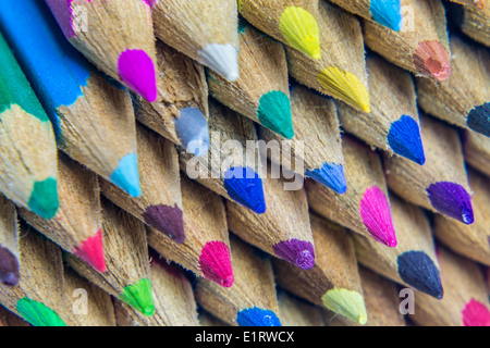 Macro di alcuni colorati suggerimenti a matita impilati insieme, bella e nitida Foto Stock