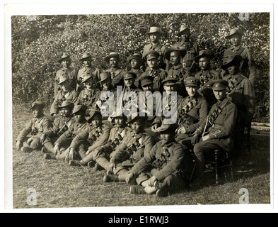 British & Indiana ufficiali del 2/2 Gurkhas con il Brig. Gen. Norie [ St Floris, Francia]. . Foto Stock