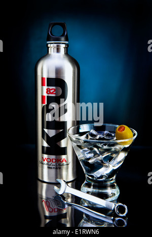 KRU 82 Vodka con Martini guarnita con un'oliva ans chiave cromato / concept: industriale, 'blue collar' Foto Stock