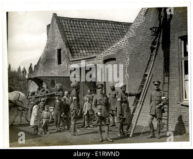 Sezione segnale installazione del cavo telefonico in un villaggio francese, le Sart. La scena cattura il lavoro dei soldati, tra cui 15th Sikh, 18th Lancers, Gurkhas e altri reggimenti coinvolti nel conflitto. Queste unità furono menzionate nei dispacci per il loro coraggio e contributi durante la prima guerra mondiale Foto Stock