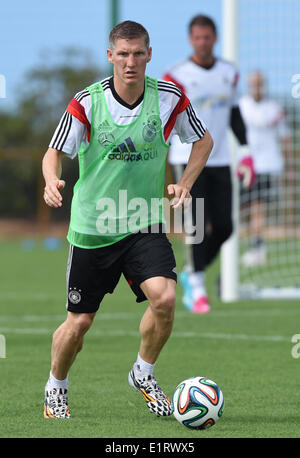 Santo Andre, Brasile. 09 Giugno, 2014. Bastian SCHWEINSTEIGER della Germania in azione durante una sessione di allenamento della nazionale tedesca di calcio presso il centro di formazione in Santo Andre, Brasile, 09 giugno 2014. La Coppa del Mondo FIFA si svolgerà in Brasile dal 12 giugno al 13 luglio 2014. Foto: Marcus Brandt/dpa/Alamy Live News Foto Stock