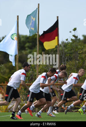 Santo Andre, Brasile. 09 Giugno, 2014. I giocatori della Germania in azione durante una sessione di allenamento della nazionale tedesca di calcio presso il centro di formazione in Santo Andre, Brasile, 09 giugno 2014. La Coppa del Mondo FIFA si svolgerà in Brasile dal 12 giugno al 13 luglio 2014. Foto: Marcus Brandt/dpa/Alamy Live News Foto Stock