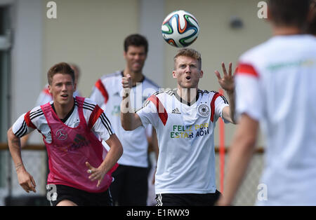 Santo Andre, Brasile. 09 Giugno, 2014. Erik Durm (L) e Andre Schuerrle della Germania in azione durante una sessione di allenamento della nazionale tedesca di calcio presso il centro di formazione in Santo Andre, Brasile, 09 giugno 2014. La Coppa del Mondo FIFA si svolgerà in Brasile dal 12 giugno al 13 luglio 2014. Foto: Marcus Brandt/dpa/Alamy Live News Foto Stock