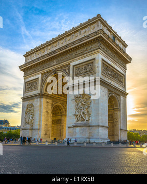 Arc de Triomphe al tramonto a Parigi, Francia Foto Stock